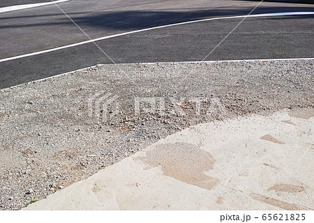 新設している道路の舗装面と未舗装面 65621825