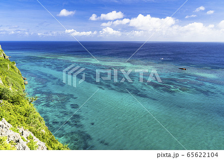 伊良部島の断崖からサンゴ礁の海 65622104