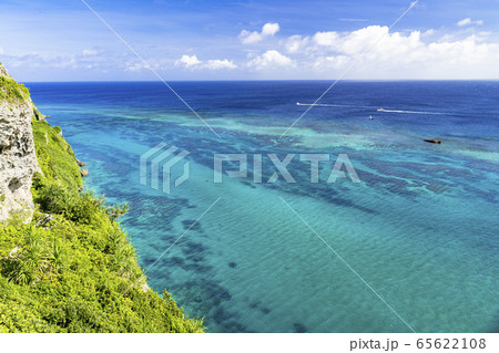 伊良部島の断崖からサンゴ礁の海 65622108