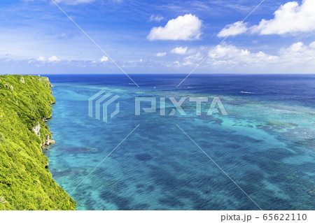 伊良部島の断崖からサンゴ礁の海 65622110