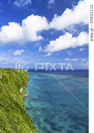伊良部島の断崖からサンゴ礁の海 65622112