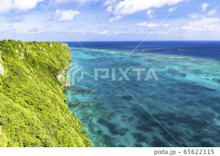 伊良部島の断崖からサンゴ礁の海 伊良部島の断崖からサンゴ礁の海 65622115