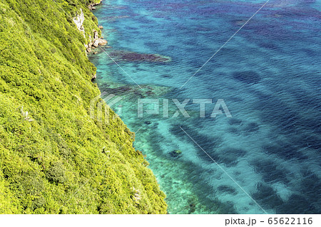 伊良部島の断崖からサンゴ礁の海 伊良部島の断崖からサンゴ礁の海 65622116