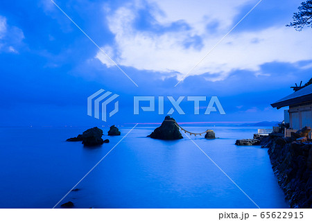 三重県　夜明け前の二見ヶ浦　夫婦岩 65622915