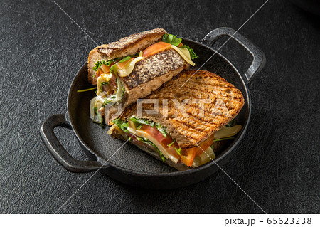 グルルチキン　 Herb grill of the chicken 65623238