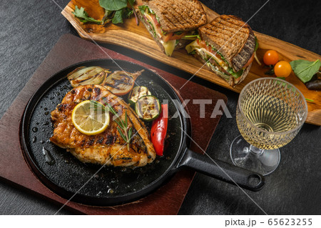 グルルチキン　 Herb grill of the chicken 65623255