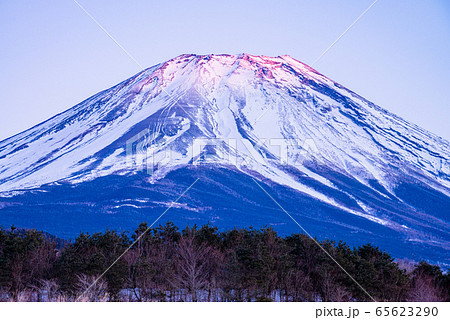 静岡県 厳冬期の富士山 夕景の写真素材