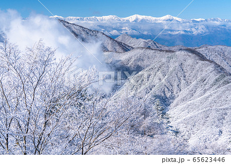 《山梨県》積雪の南アルプス・三つ峠より望む 65623446