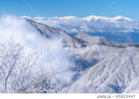 《山梨県》積雪の南アルプス・三つ峠より望む 《山梨県》積雪の南アルプス・三つ峠より望む 65623447