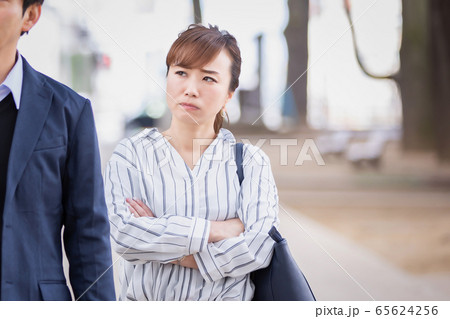 怒る・夫婦喧嘩するアジア人の男女 65624256