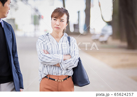 怒る・夫婦喧嘩するアジア人の男女 怒る・夫婦喧嘩するアジア人の男女 65624257