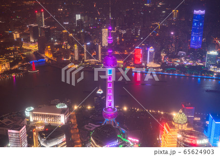 《上海》上海中心街の夜景・中国経済の中心 《上海》上海中心街の夜景・中国経済の中心 65624903