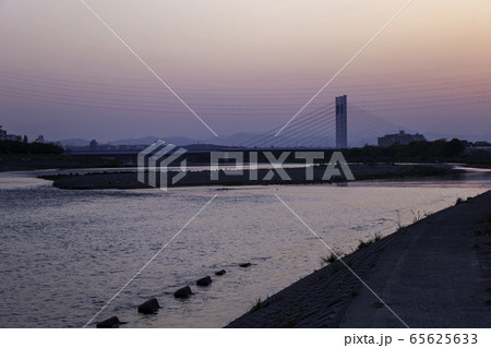 夕暮れの河川敷 65625633