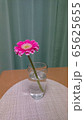 コップに花 65625655