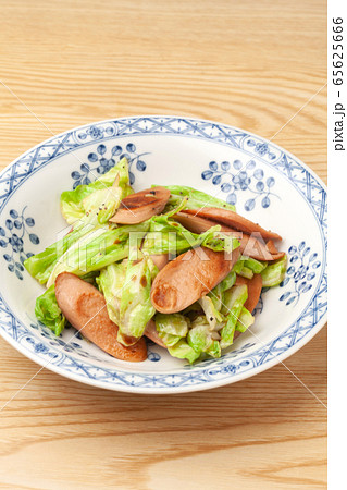 魚肉ソーセージとキャベツの炒め物 65625666