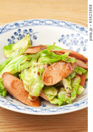 魚肉ソーセージとキャベツの炒め物 65625668