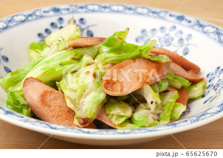 魚肉ソーセージとキャベツの炒め物 65625670