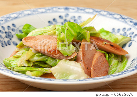 魚肉ソーセージとキャベツの炒め物 65625676