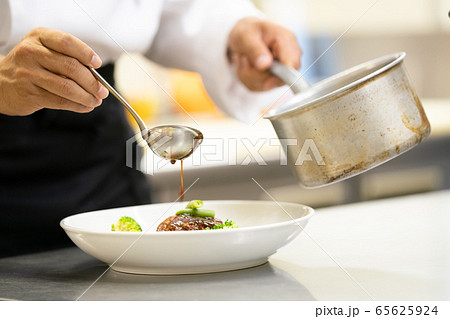 料理　作る　シェフ　コック　手元 65625924
