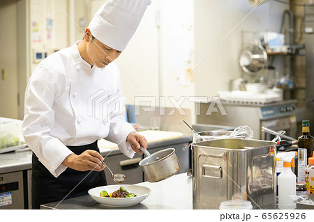 シェフ　コック　レストラン　料理人　調理　料理 65625926
