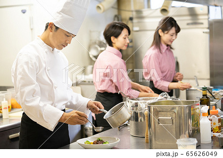 シェフ　コック　レストラン　料理人　調理　料理 65626049