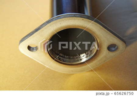 自動車に装着するステンレス製の排気管のフランジ部分 65626750