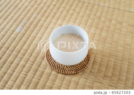 甘酒　sweet alcoholic drink made from sake  65627203