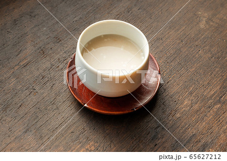 甘酒　sweet alcoholic drink made from sake  65627212