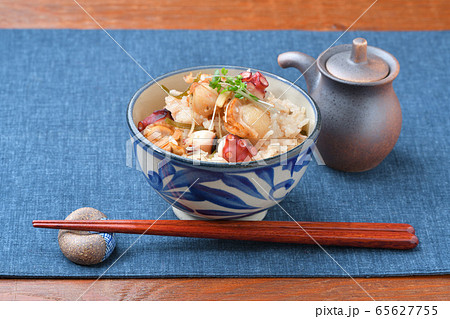 ベビーホタテと蛸(タコ)と刻み日高昆布の、海鮮炊き込みご飯。 ベビーホタテと蛸(タコ)と刻み日高昆布の、海鮮炊き込みご飯。 65627755