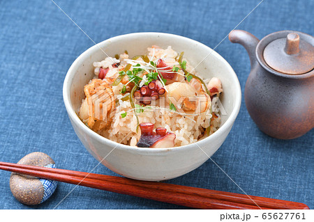 ベビーホタテと蛸（タコ）と刻み日高昆布の、海鮮炊き込みご飯。 65627761