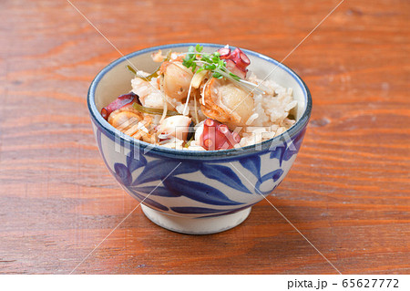 ベビーホタテと蛸 タコ と刻み日高昆布の 海鮮炊き込みご飯 の写真素材