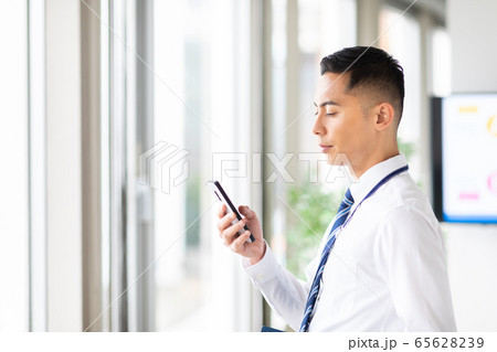 スマホと男性 65628239