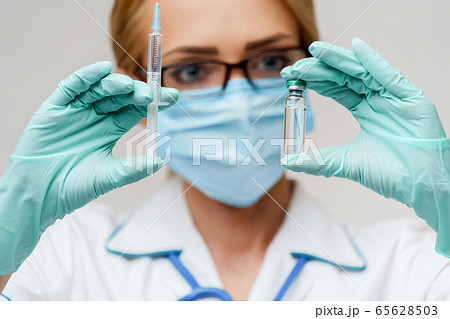 health medical worker woman holding vaccine and syringe 65628503