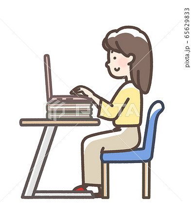 猫背　パソコン　ノートパソコン　女性 65629833
