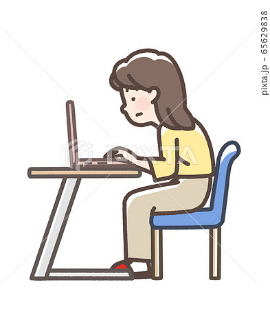 猫背　パソコン　女性　 65629838