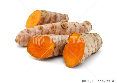 Fresh turmeric with slices isolated 65629918