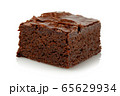 Slice of brownie isolated on white 65629934