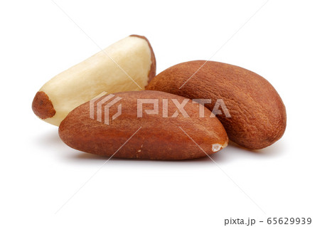Brazil nuts isolated on white 65629939