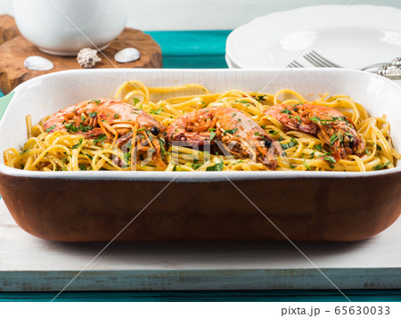 Linguine pasta with tiger prawn sauce in white dish Linguine pasta with tiger prawn sauce in white dish 65630033