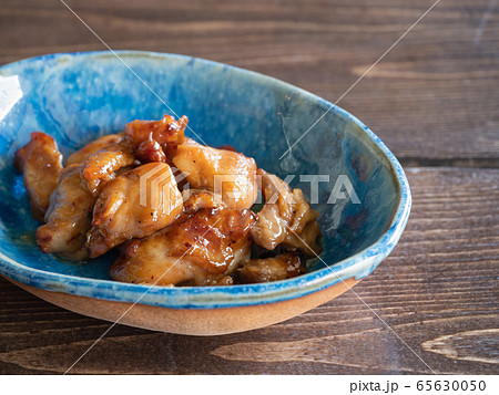 鶏肉の照り焼きのクローズアップ。 65630050