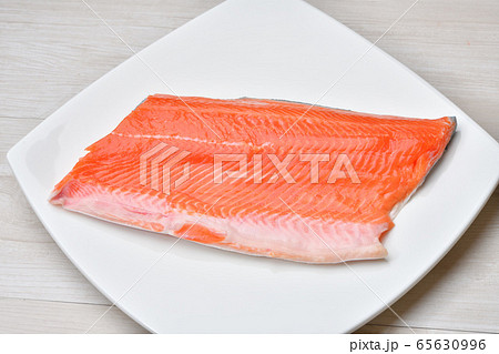 ビタミンd含有食材 加熱用の銀鮭 銀ざけ サーモン ブロック半身 未加熱 未調理 の写真素材