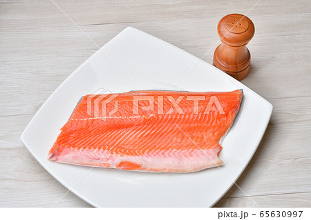 ビタミンD含有食材、加熱用の銀鮭（銀ざけ、サーモン）ブロック半身。未加熱・未調理。 65630997