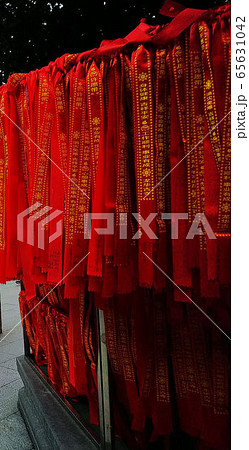 吉祥平安と金色で書かれた中国の祈りの赤いリボン 65631042