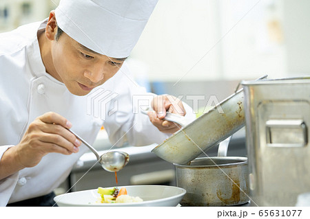 シェフ　コック　レストラン　料理人　調理　料理 65631077