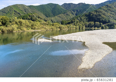 秋の四万十川の清流 65631281