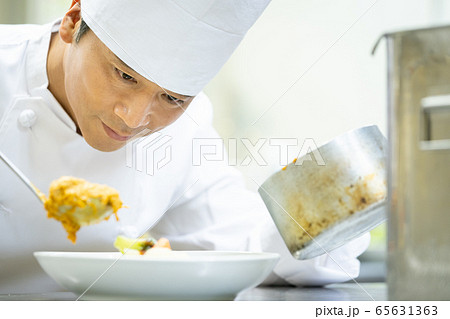 シェフ　コック　レストラン　料理人　調理　料理 65631363