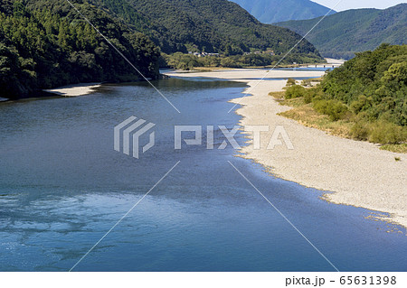 秋の四万十川の清流 65631398
