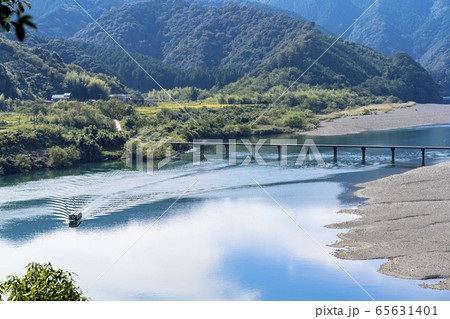 秋の四万十川の清流 65631401