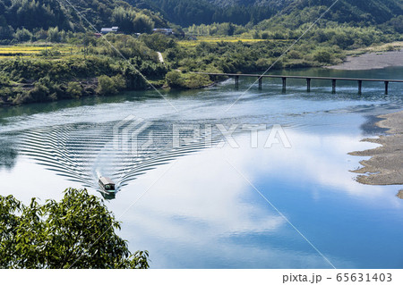 秋の四万十川の清流 65631403
