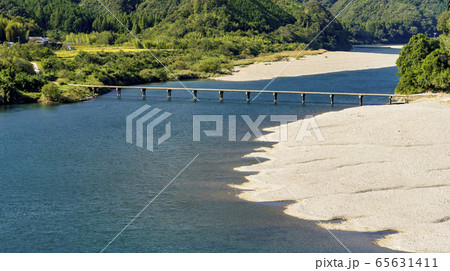 秋の四万十川の清流 65631411